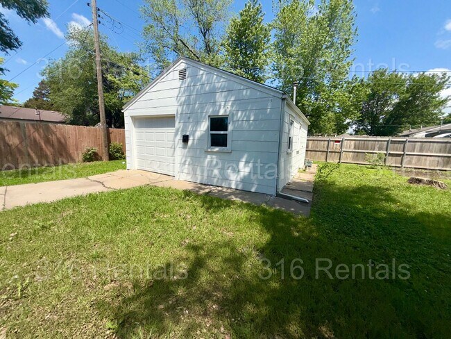 Building Photo - 2755 S Greenwood St