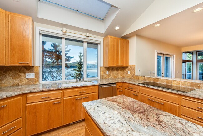 Building Photo - Beautiful Custom Home Overlooking Sequim Bay