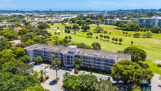 Building Photo - 2800 N Palm Aire Dr