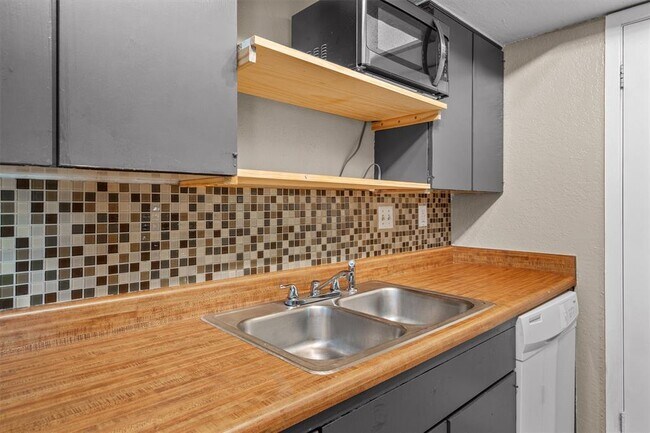 Building Photo - 2600 Penny Ln