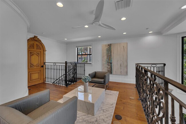 Building Photo - 1011 Rhodes Villa Ave