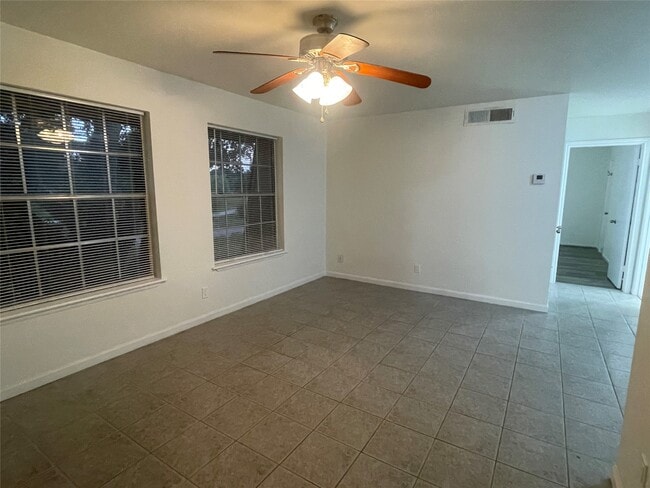 Building Photo - 5550 N Braeswood Blvd