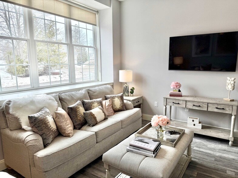 Building Photo - The Residence at 1555 Elm