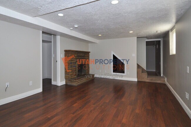 Building Photo - 1577 Glen Arbor St