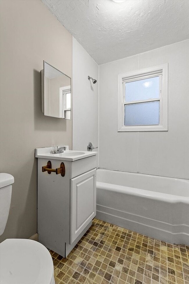 Building Photo - 205 E Main St