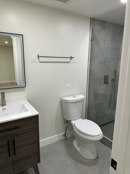 Building Photo - 237 N Kenwood St