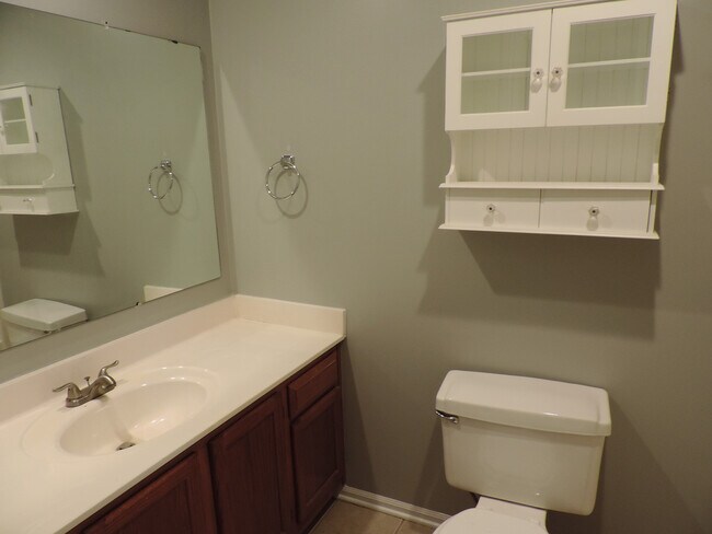 Building Photo - A Spacious 3 Bedroom Home in a Great Locat...