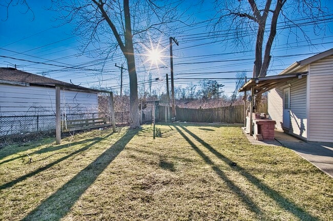 Building Photo - 7014 Kilbourn Ave