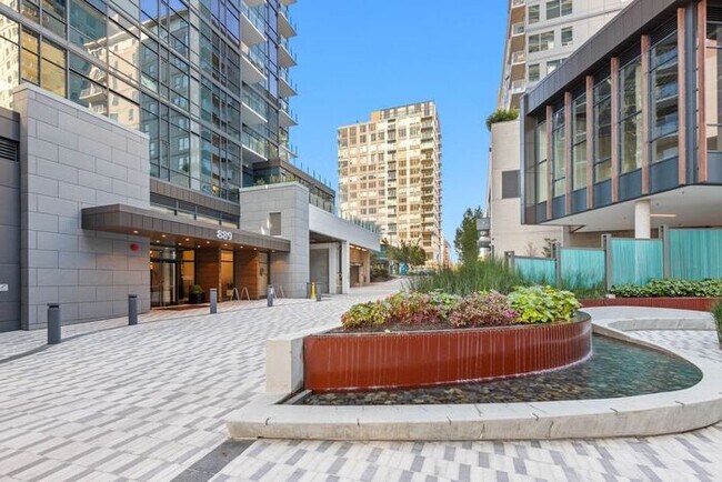 Building Photo - Luxury Executive Condo w/AC in the Heart o...