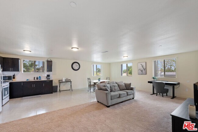 Building Photo - 865 E 49th St