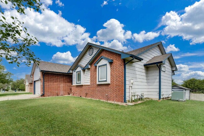 Building Photo - "Spacious 4-Bedroom Retreat with 3 Full Baths in Prime Wichita Location – 2,812 Sq. Ft.!"  Hurry!...