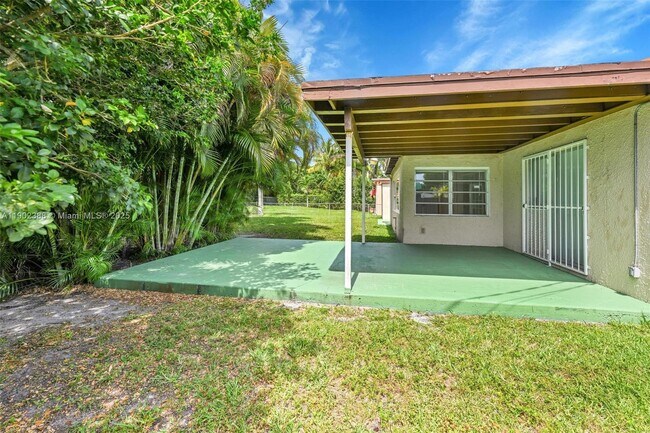 Building Photo - 1520 NE 108th St