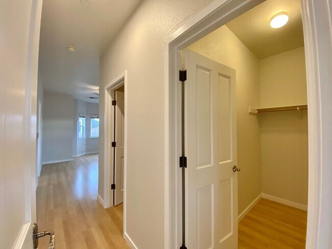 Building Photo - 140 Valley Oak Dr
