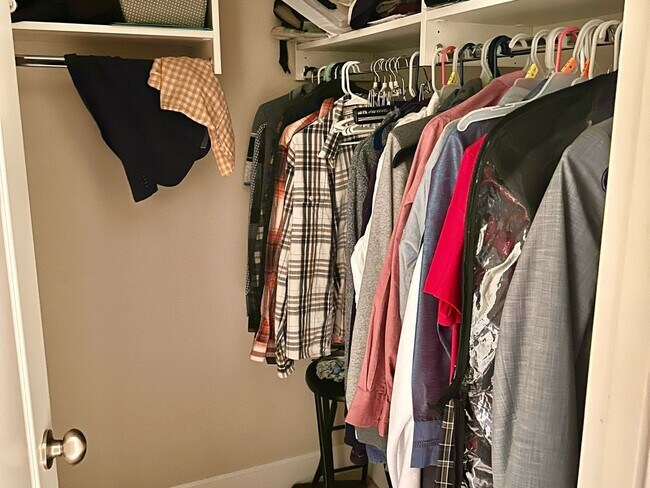 Building Photo - 3 Bedroom semi furnished Duplex type House in Imperial