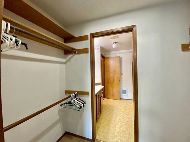 Building Photo - 674