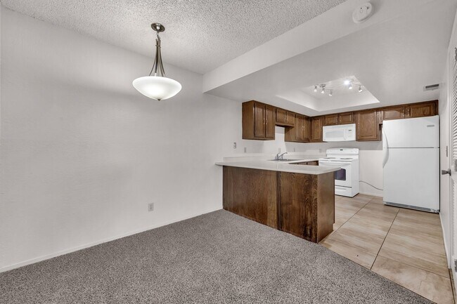 Building Photo - 2bed, 2bath condo with W/D, Balsony and river access