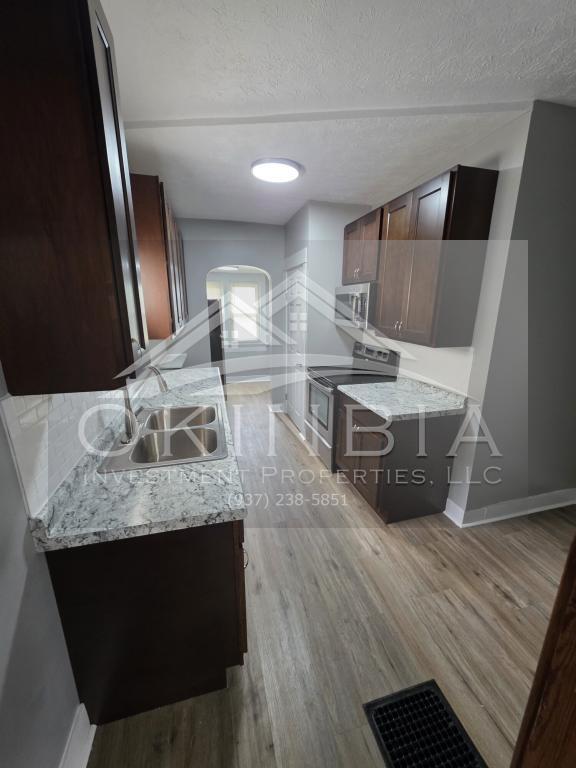 Building Photo - 713 W Hillcrest Ave