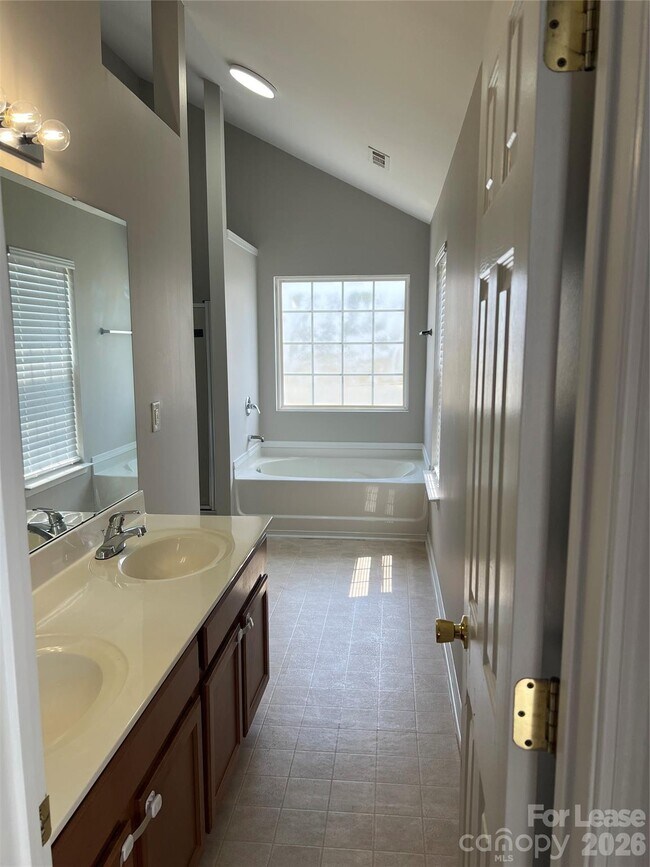 Building Photo - 1111 Delander Ln