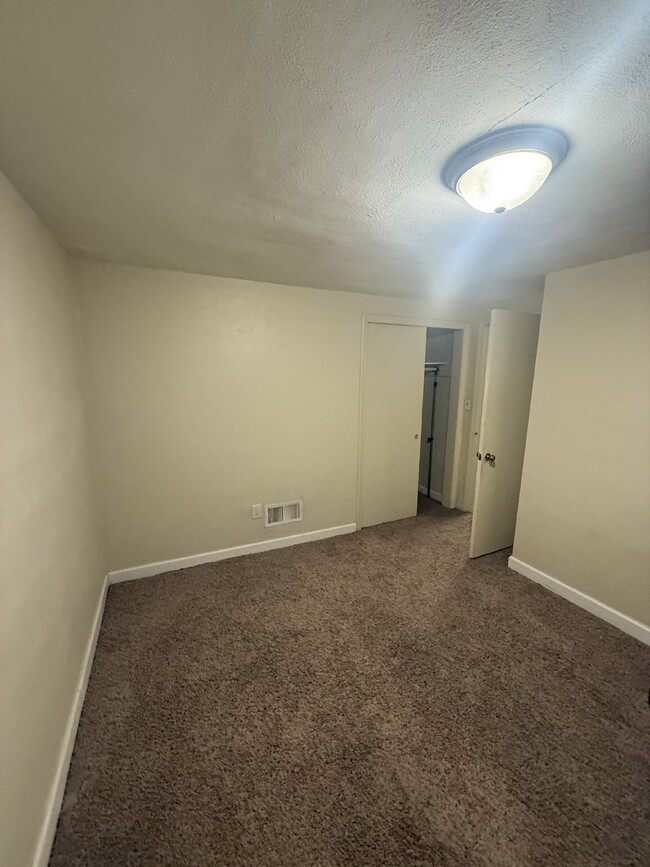 Building Photo - Private basement apartment with off street...