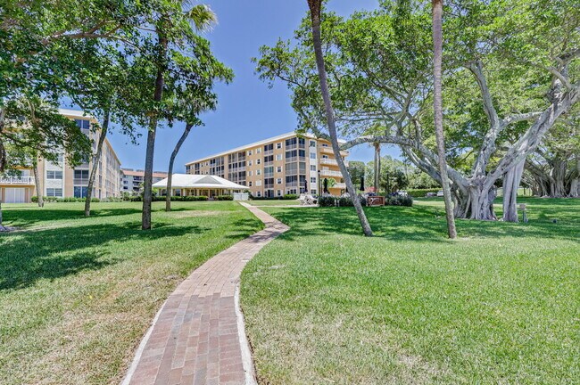Building Photo - 308 Golfview Rd