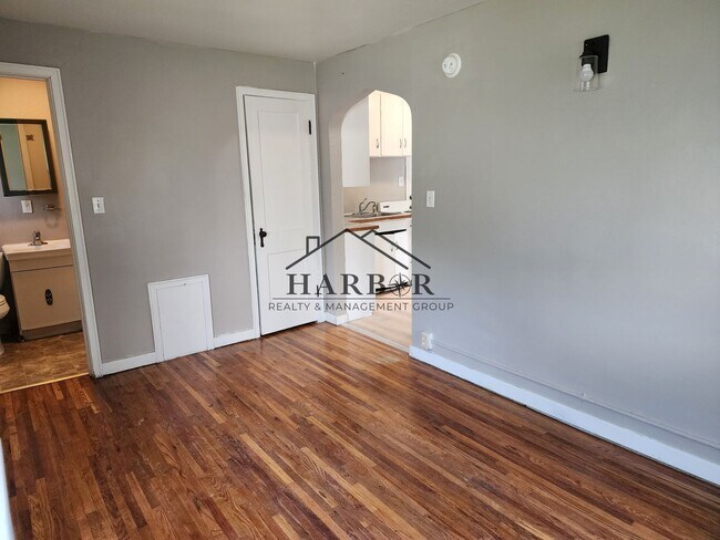 Building Photo - 806 15th St NE