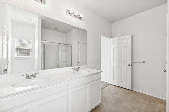 Building Photo - 1641 Vernon Dr