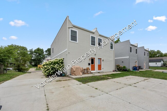 Building Photo - 739 Bates St SE
