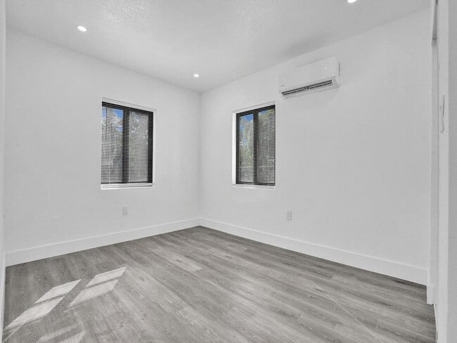 Building Photo - 940 SW 28th St