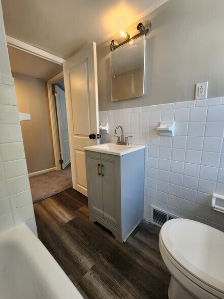 2nd floor bath - 1023 Lawnton Ter