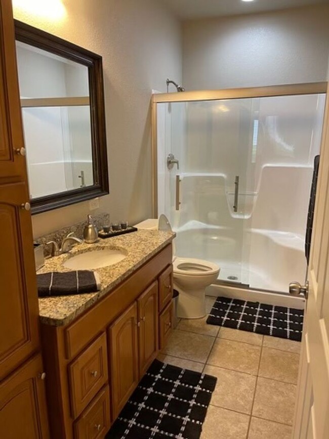 Building Photo - Lovely Townhouse in Great Location