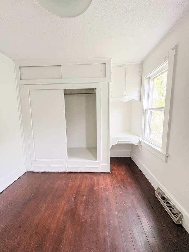 Building Photo - 3 bed 2 bath Home with Fenced Yard