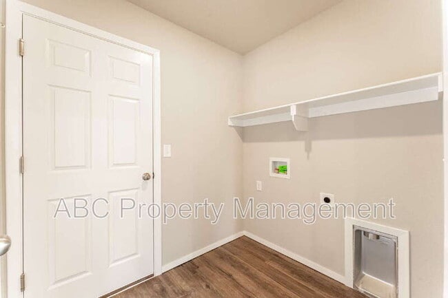 Building Photo - 4405 SW Sackett Ave