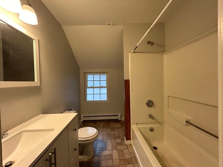 Building Photo - 4 Carlstad St