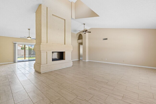 Building Photo - Scottsdale Ranch - Three Bedrooms and POOL!