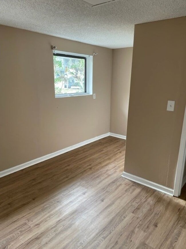 Building Photo - 135 Grenoble Rd