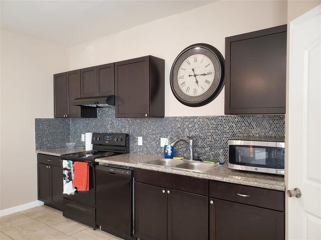 Interior Photo - 511 Dahlia St
