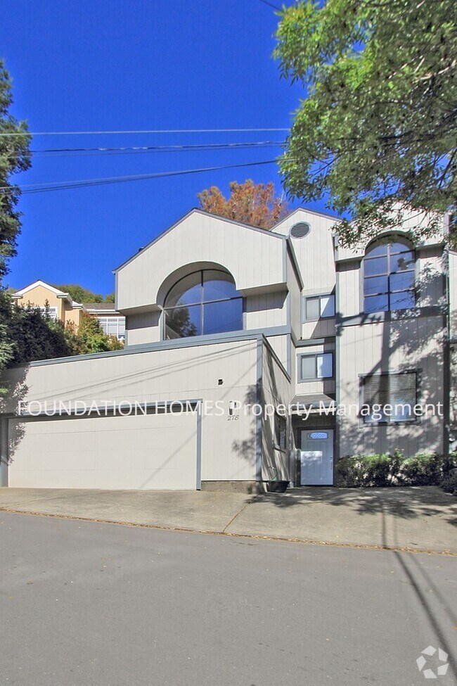 Building Photo - Sun Drenched 3BR/2.5BA Home in Tam Junctio...