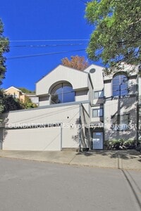 Building Photo - Sun Drenched 3BR/2.5BA Home in Tam Junctio...