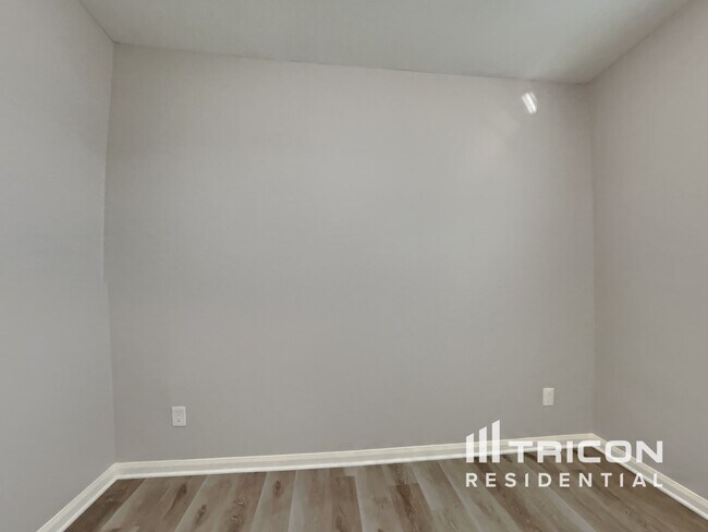 Building Photo - 1502 Tulip Ln