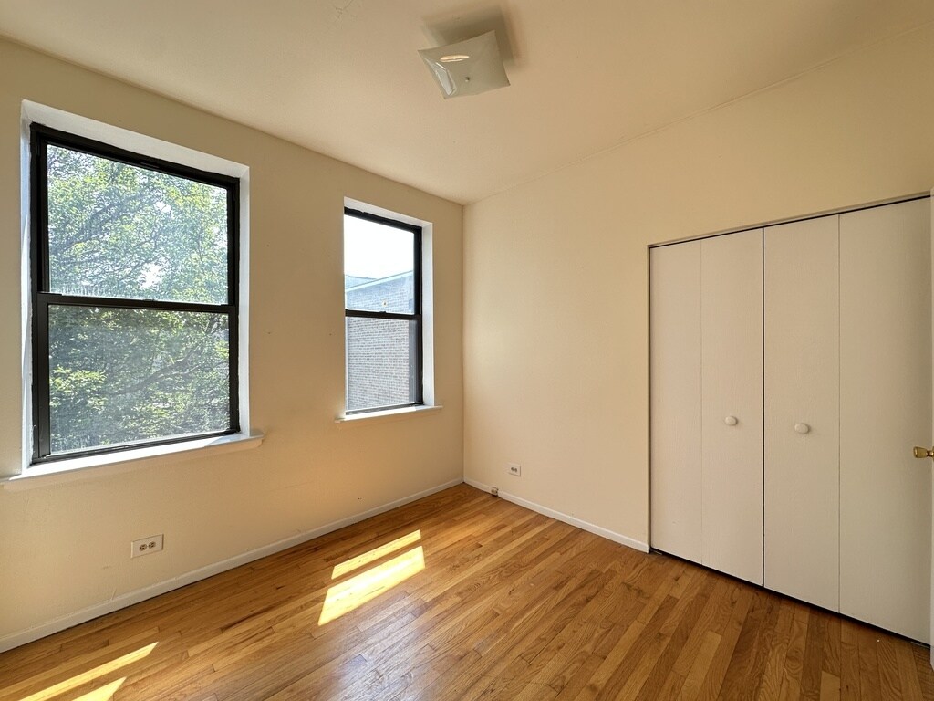 Building Photo - 3147 W Medill Ave