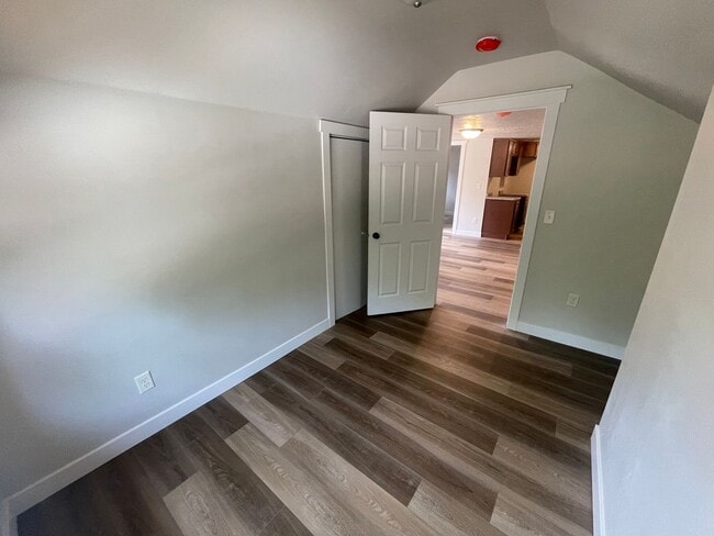 Building Photo - 420 S Van Buren St