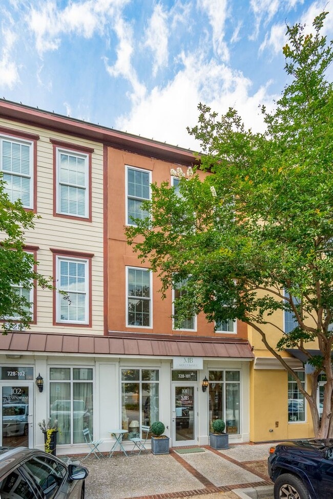 Building Photo - Fully Furnished 2BR Condo with Designer Touches in Shelmore Village