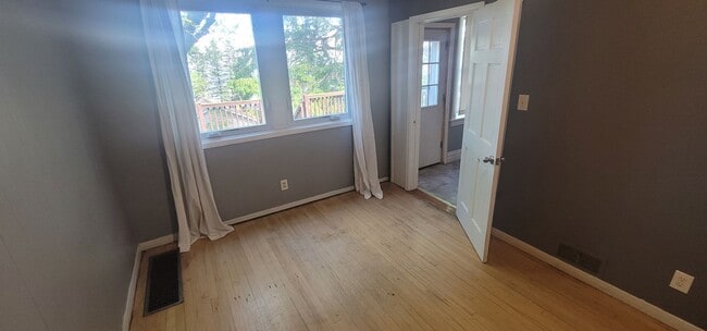Building Photo - Duluth MN 4 Bedroom - 1 Bath - 1 Car Garag...