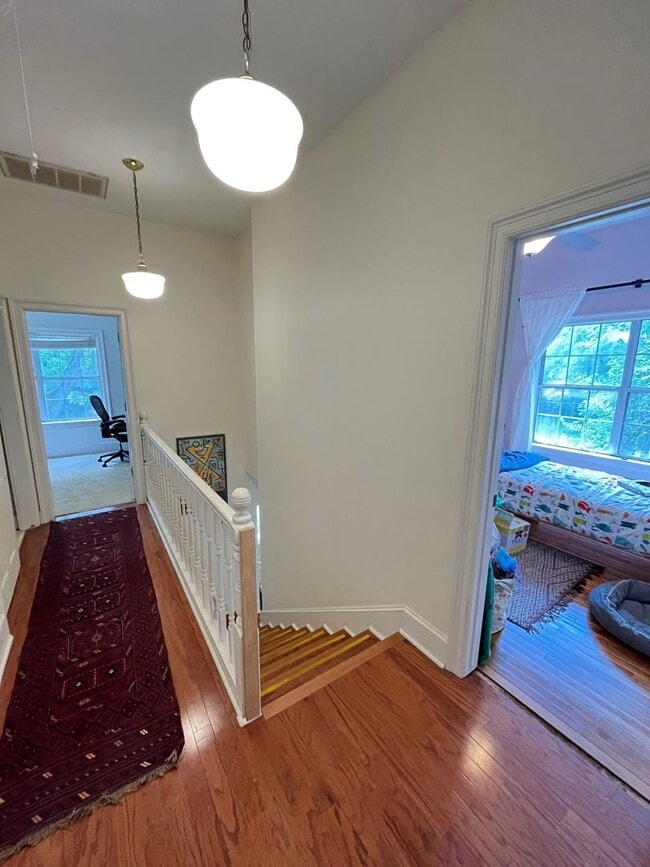 Building Photo - HISTORIC DOWNTOWN  3 bedroom 2.5 bath home