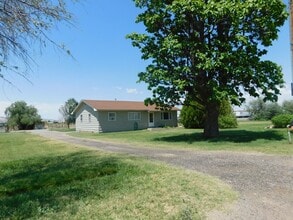 Building Photo - Country Living in Town