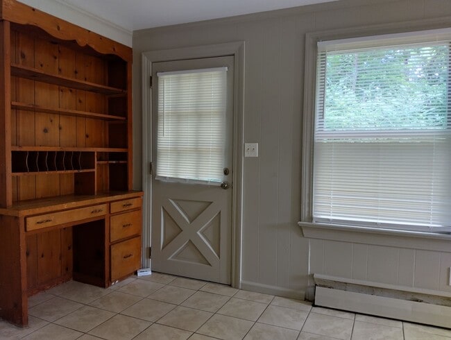 Building Photo - 1 bedroom 1 bath available in the City of Williamsburg! Available Now!