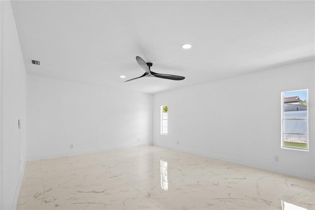 Building Photo - 6001 Tampa Shores Blvd