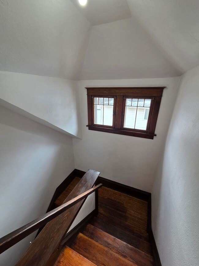 Building Photo - Beautiful and large Cedar Falls House