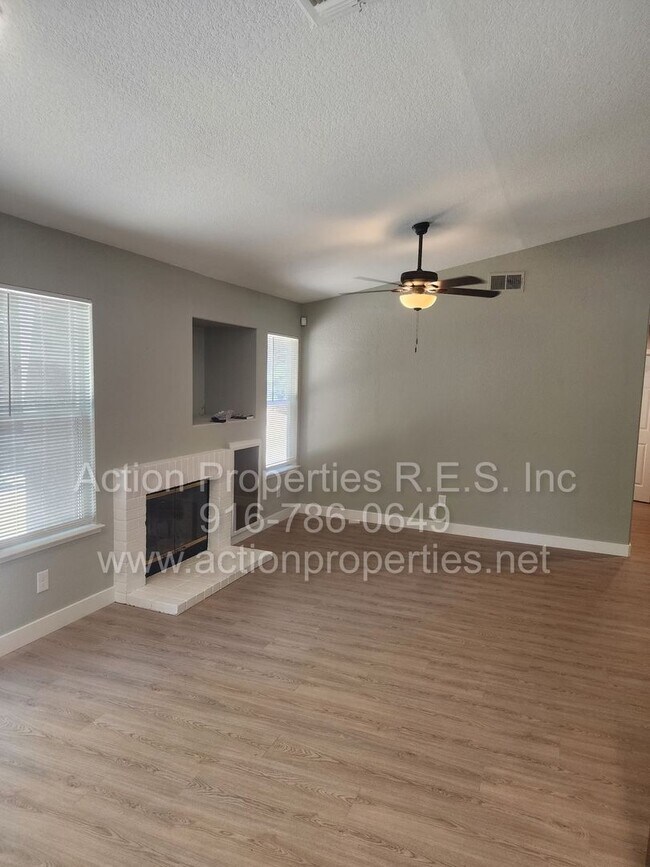 Building Photo - West Roseville 3 bedroom 2 bathroom 1406 sqft Three Car Garage Walking to Wood Creek High