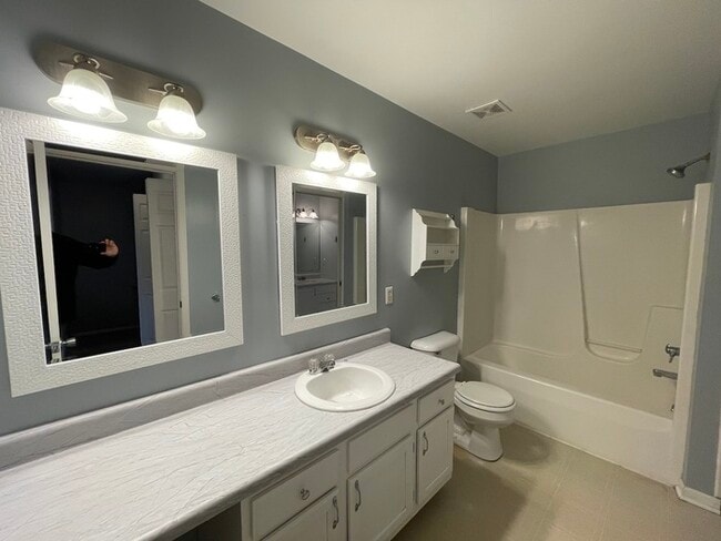Building Photo - Lake Bella Vista Townhome Rockford